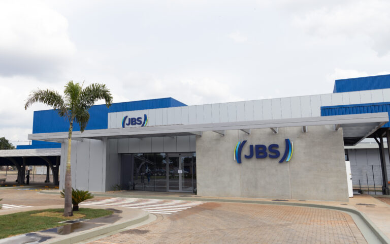  JBS inaugura novas fábricas no Paraná