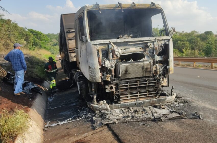  Carreta pega fogo na BR-376 em Marilândia do Sul