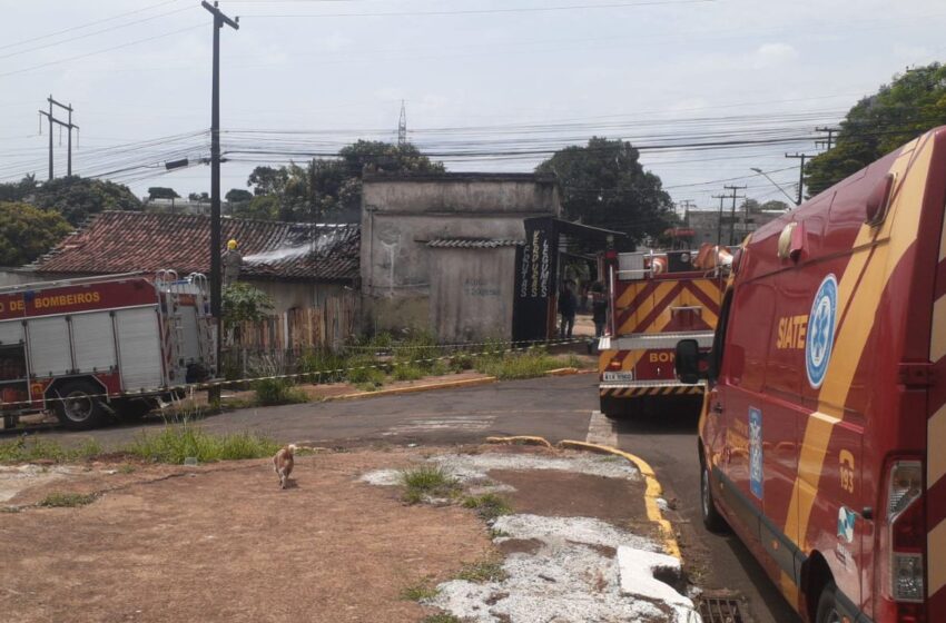  Casa abandonada pega fogo em Apucarana