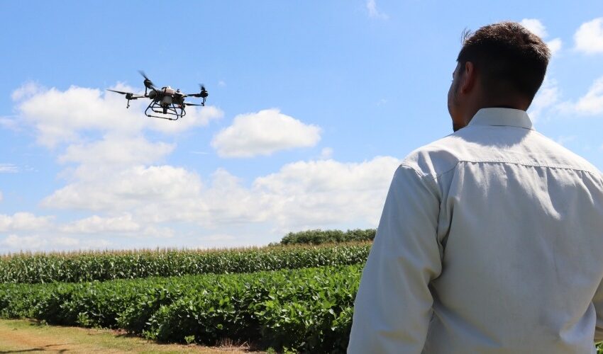  Cocari oferece serviço de aplicação de defensivos com drone, que gera economia de insumos, rentabilidade e uma lavoura saudável
