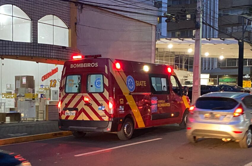  Idosa cai no centro de Apucarana e é atropelada por carro