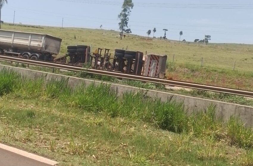  Carreta tomba e carga na pista provoca dois acidentes em Apucarana