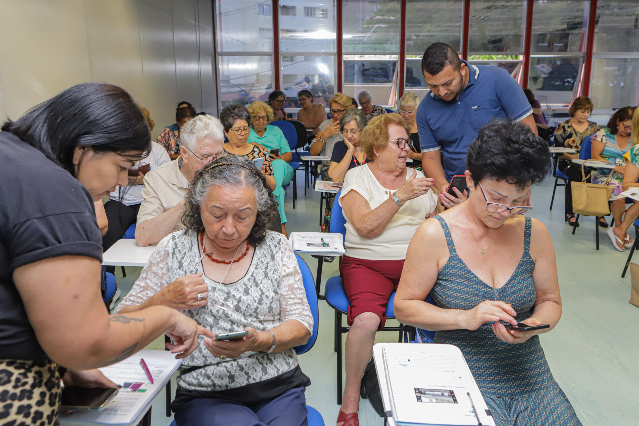 Curitiba, 08 de fevereiro de 2023 – Curso de smartfone para a terceira idade promovido pelo Celepar no Paraná Previdência.