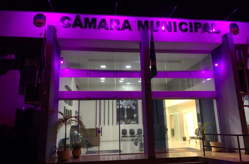  Câmara de Apucarana recebe iluminação em apoio à campanha Outubro Rosa