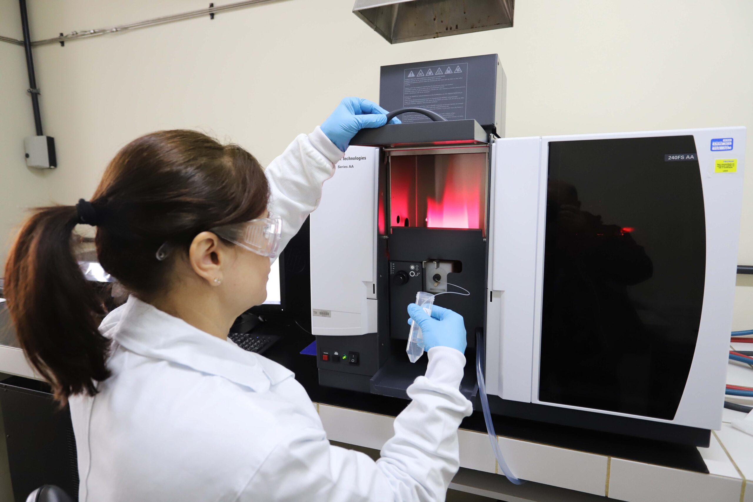 TECPAR – Laboratório de Espectometria de Absorção Atômica- N/F: análise de metais e elementos químicos em fertilizantes e amostras solidas ambientais.
Curitiba, 02-09-19.
Foto: Arnaldo Alves / ANPr.