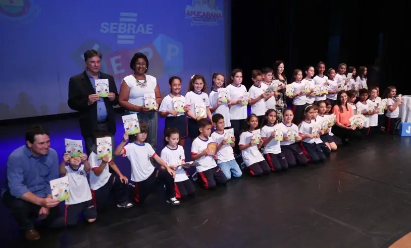  Sebrae/PR entrega mais de 7 mil gibis sobre empreendedorismo para alunos de Apucarana