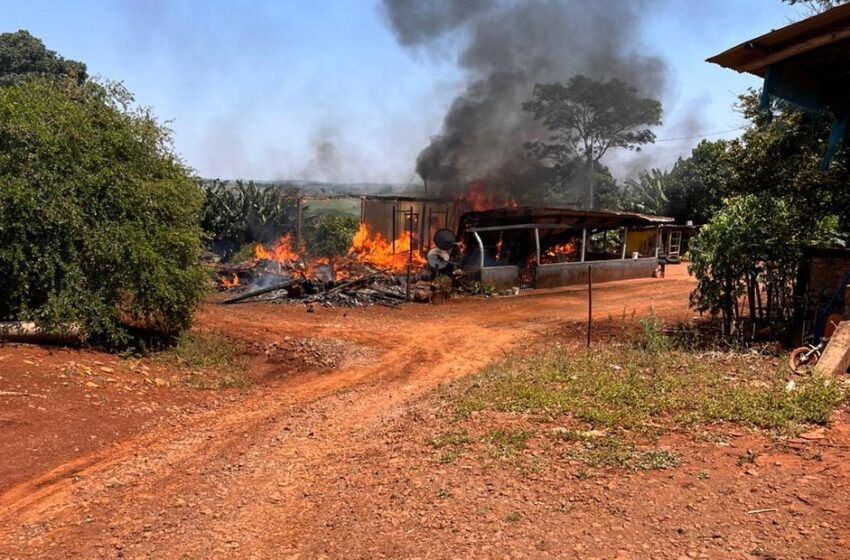  Incêndio destrói residência em Novo Itacolomi