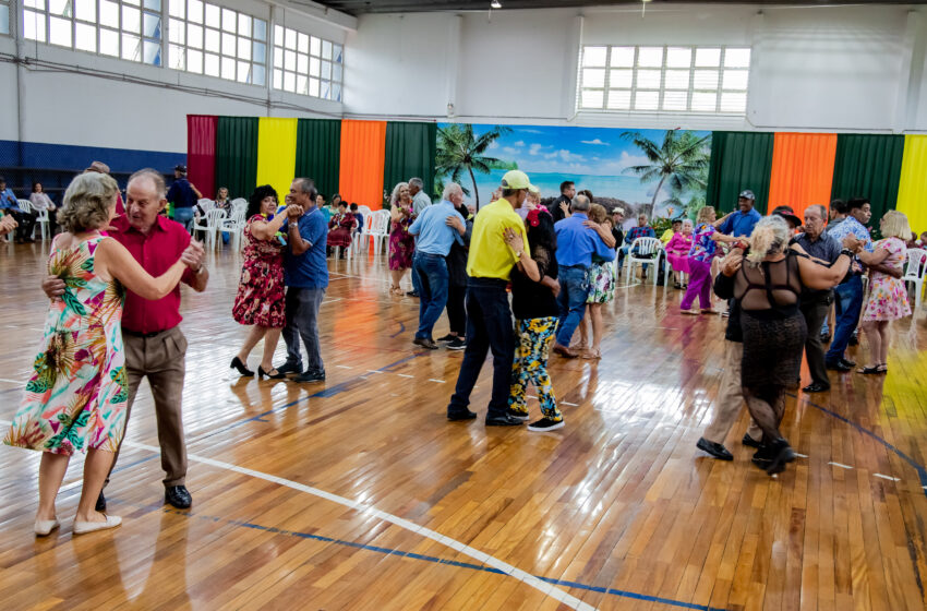  Idosos participam de “Baile do Havaí” no Sesc Apucarana