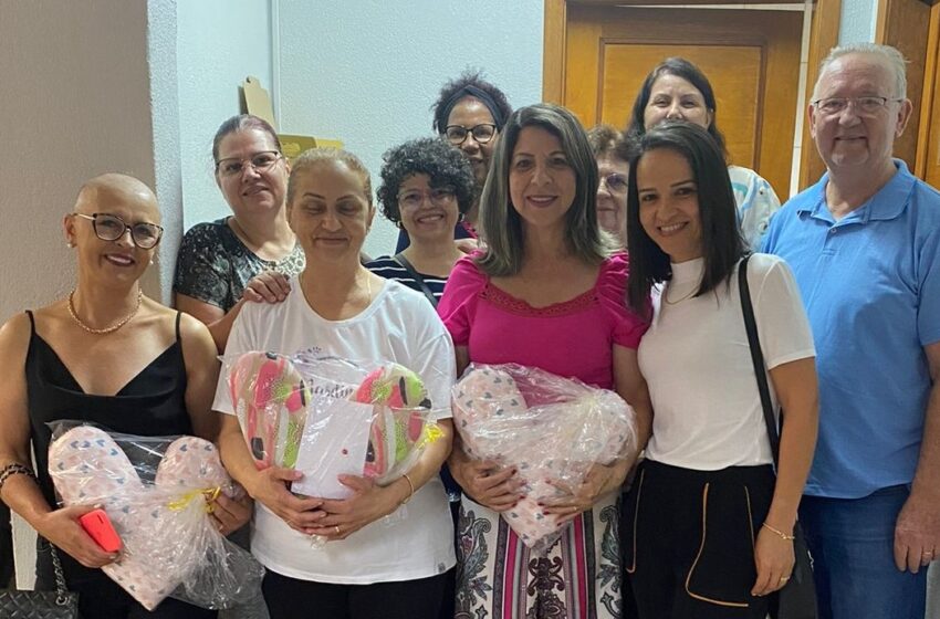  Pacientes da Unidade de Tratamento do Câncer recebem almofadas do Projeto Coração Solidário de voluntárias