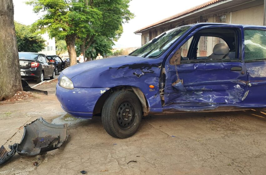  Batida entre carros deixa motorista ferido em Apucarana