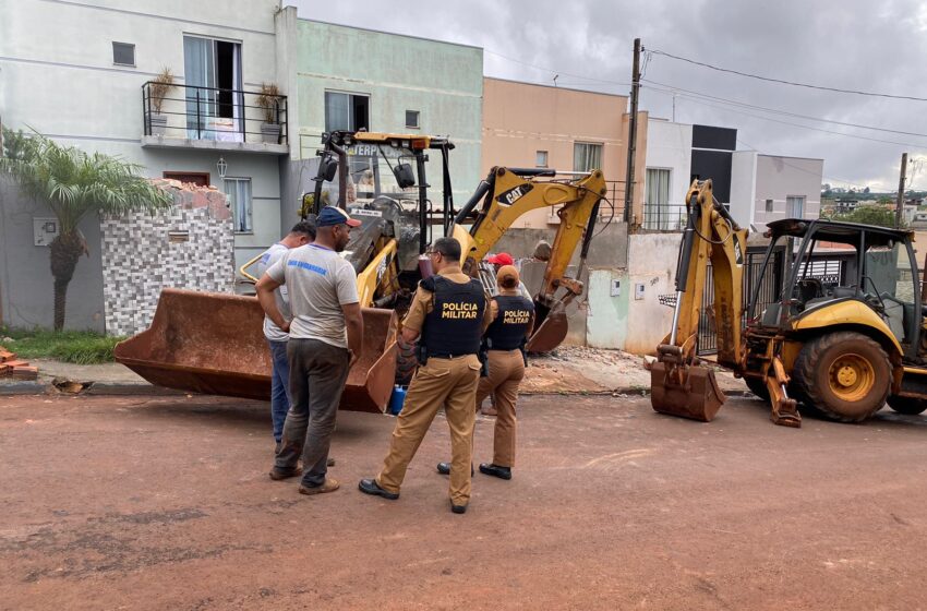  Retroescavadeira atinge casas e carro em Apucarana