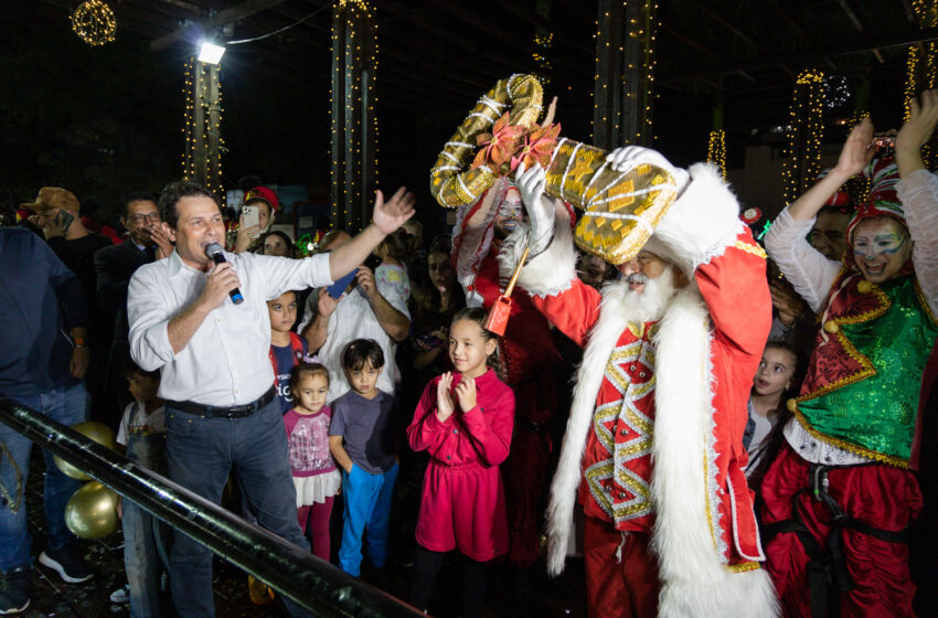  Espetáculo mágico marca chegada do Papai Noel em Apucarana