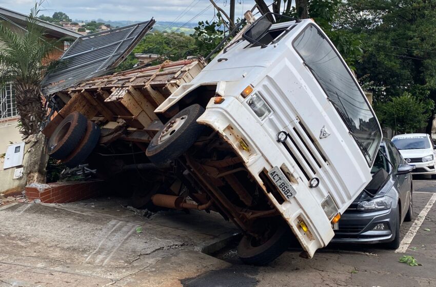  Caminhão tomba em cima de carro em Apucarana; veja