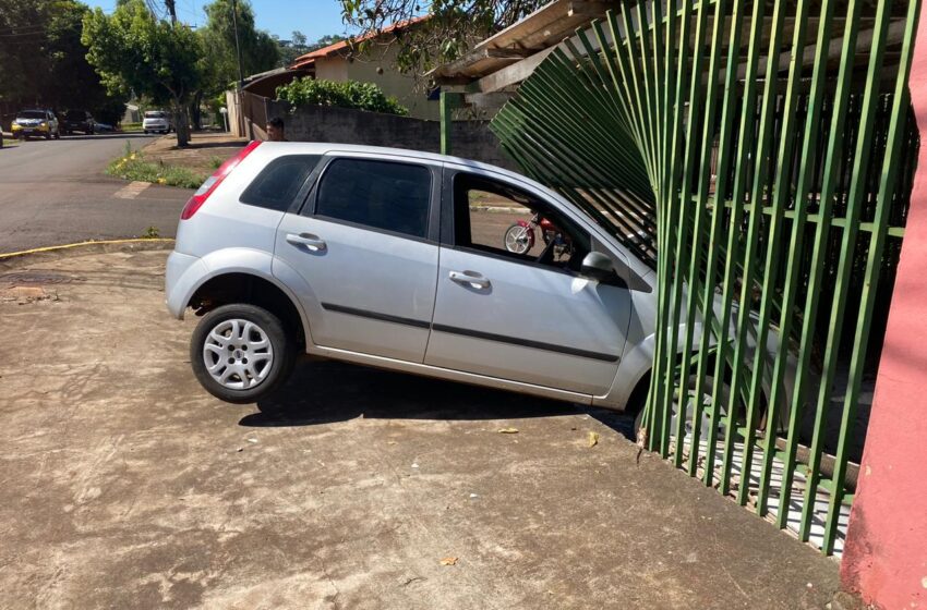  Após colisão, carro bate em portão de bar em Apucarana