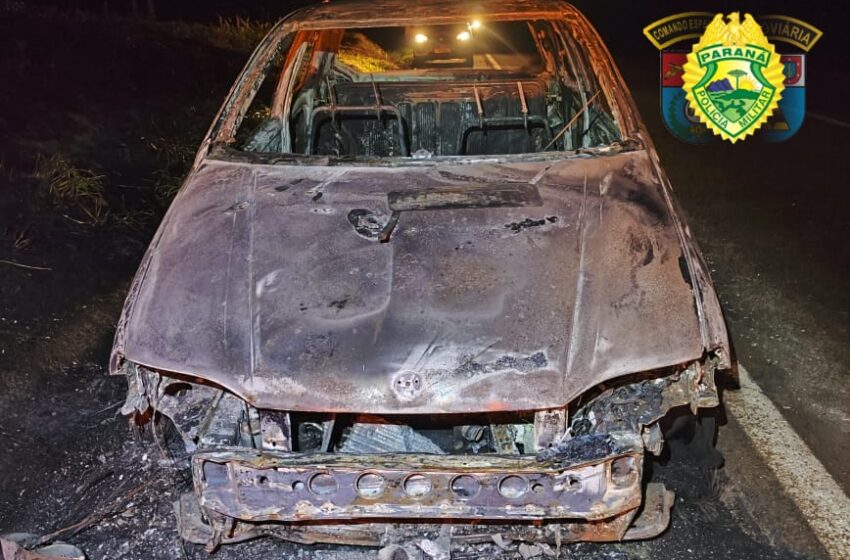  Carro pega fogo na PR-444 em Arapongas