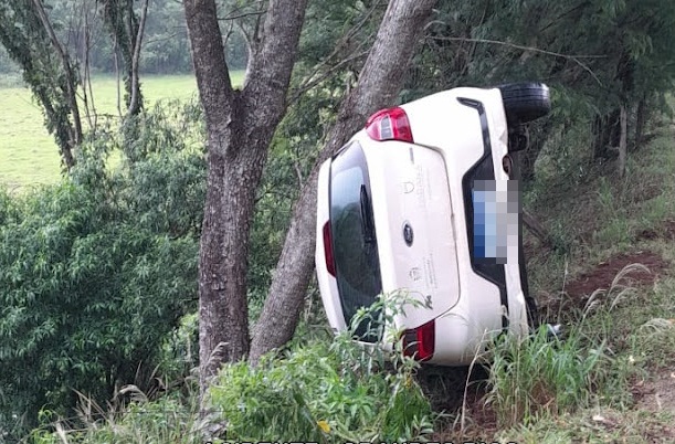  Veículo da prefeitura de Rosário do Ivaí sofre acidente em Grandes Rios