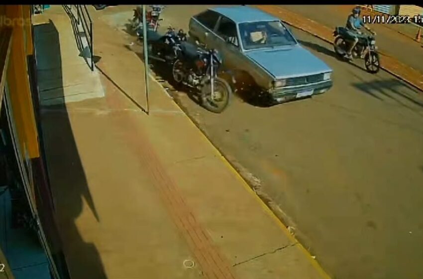  Carro bate em motos estacionadas em Rio Bom; veja