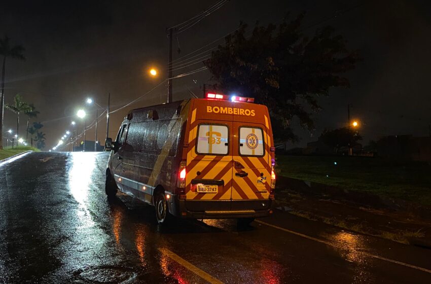  Motociclista bate contra árvore na rotatória do ‘Jaboti’ em Apucarana