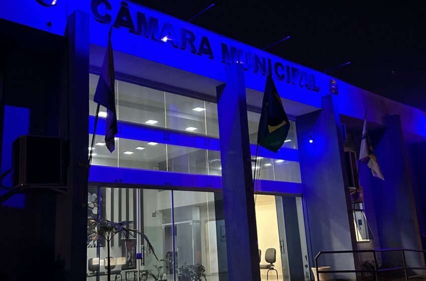  Câmara de Apucarana recebe iluminação em apoio à campanha Novembro Azul