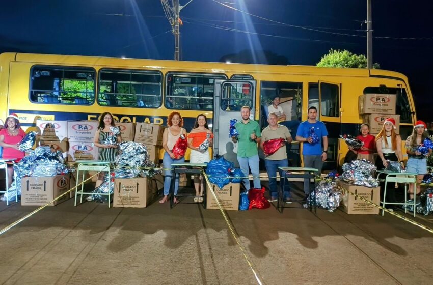  Auto de Natal encanta moradores de Marilândia do Sul e milhares de brinquedos são entregues