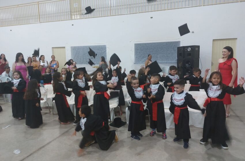  Formatura Celebra Conquistas das Turmas da Escola Municipal Demétrio Verenka em Ariranha do Ivaí