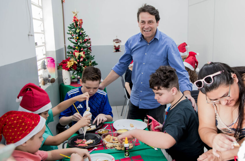  Crianças da fonoaudiologia confeccionam biscoitos natalinos