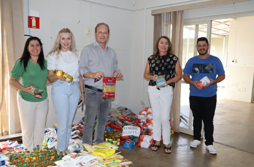  Prefeitura de Ivaiporã entrega 10 mil kg de alimentos arrecadados no show da dupla Jorge & Mateus