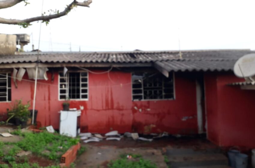  Bombeiros de Apucarana combatem incêndio em residência