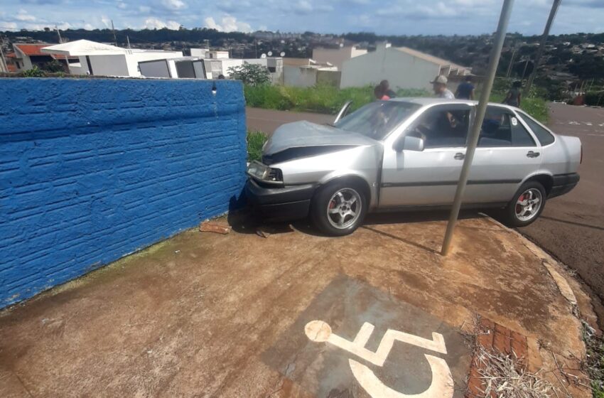  Acidente: Carro atinge muro de terreno em Apucarana