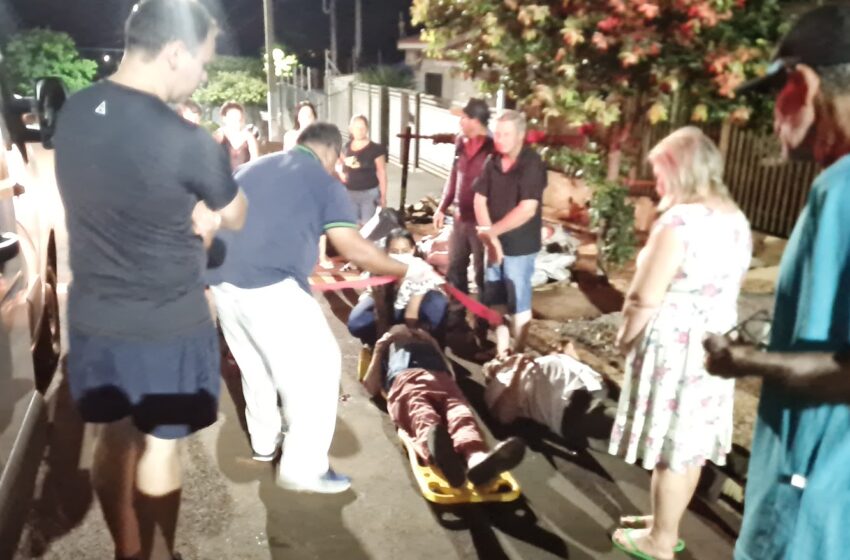  Em Borrazópolis ambulância socorrem dois moradores que sofreram queda na rua