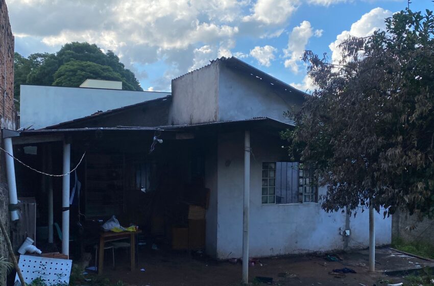  Casa pega fogo em Apucarana e morador e resgatado
