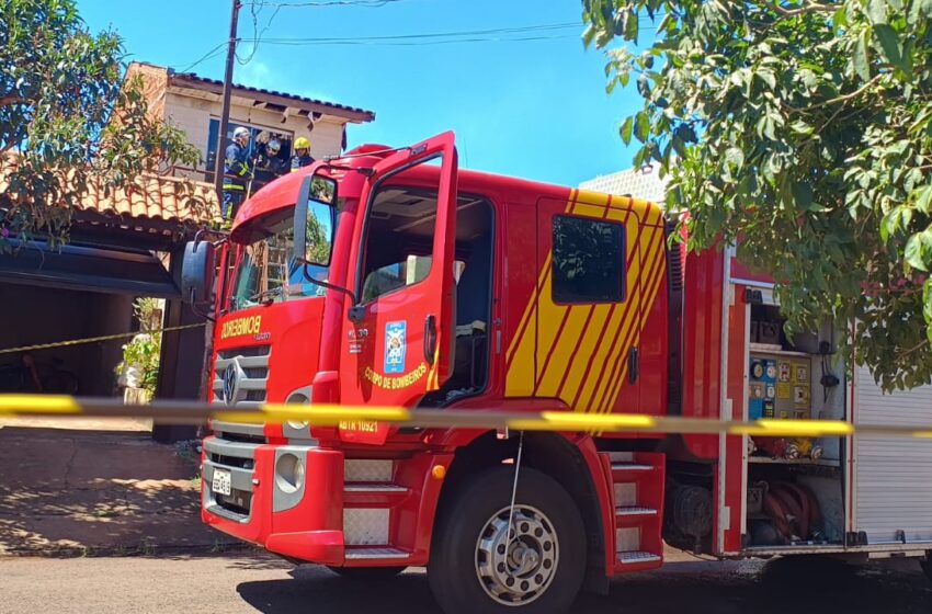  Bombeiros de Apucarana combatem incêndio em sobrado