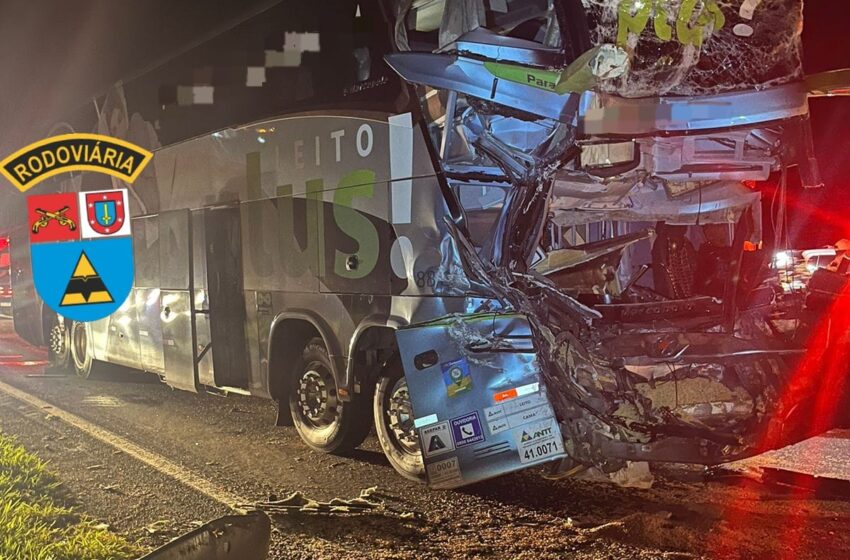  Batida entre ônibus e caminhão deixa 12 feridos em Arapongas