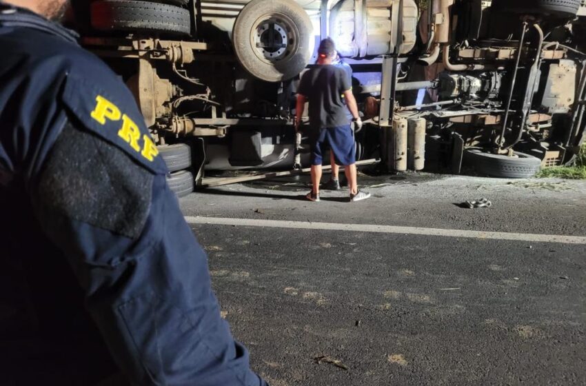  Ladrões tombam caminhão furtado da base do DER em Ortigueira