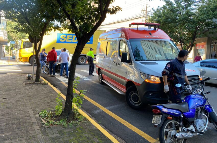  Acidente no centro de Apucarana deixa motociclista ferido
