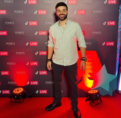  Paranaense Thiago Laras recebe reconhecimento internacional na premiação de lives do TikTok em Medellín
