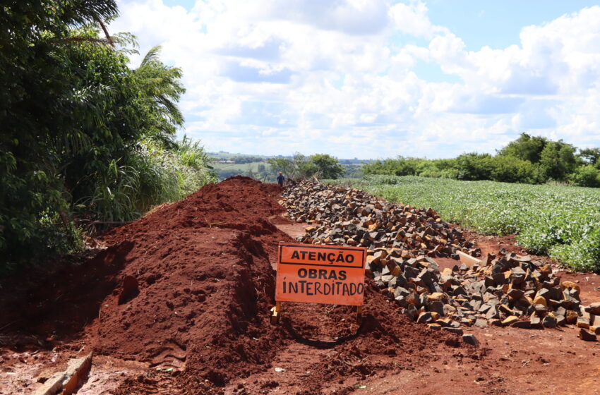  Secretário de Viação de Ivaiporã acompanha obra de pedra irregular entre Jardim Nova Porã, Vila Rural e Santa Luzia