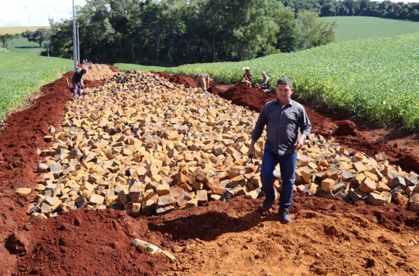  Prefeitura de Ivaiporã executa pedra irregular na estrada do Pindaúva para impulsionar agricultura