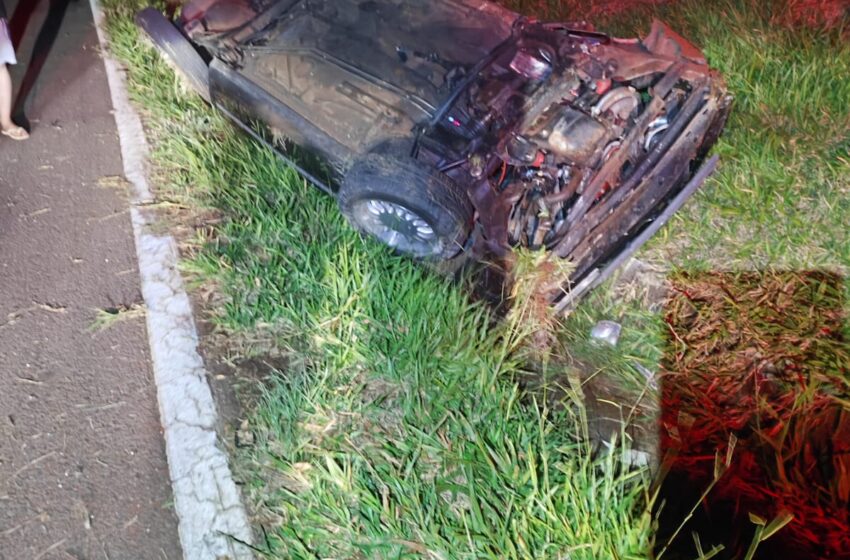  Carro bate contra barranco na PR-444 e motorista fica ferido