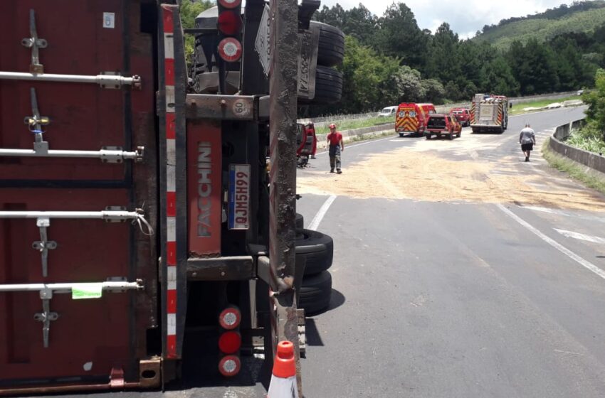  Tombamento de caminhão deixa motorista ferido em Mauá da Serra