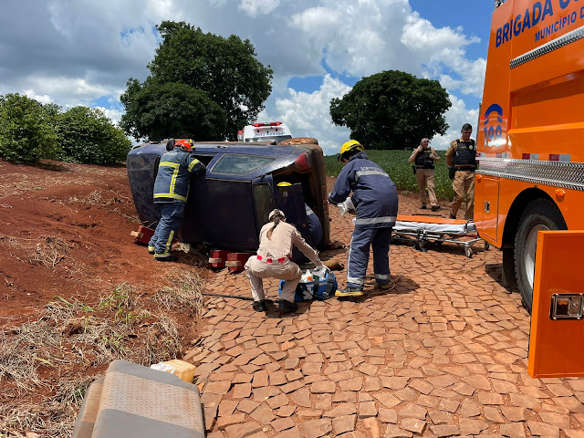  Veículo Gol capota na estrada Dourados em Jandaia do Sul