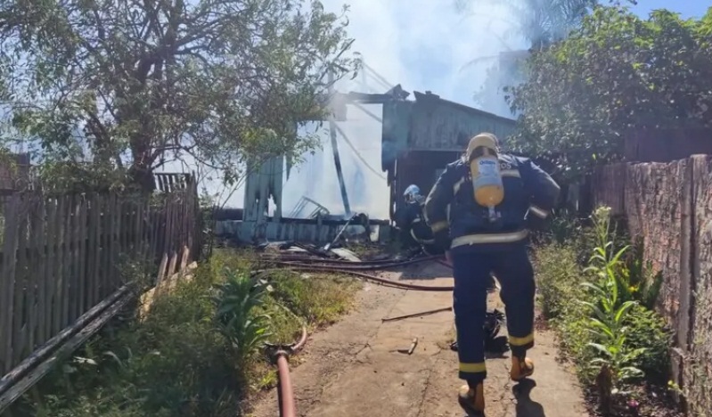  Família de Ivaiporã perde quase tudo em incêndio