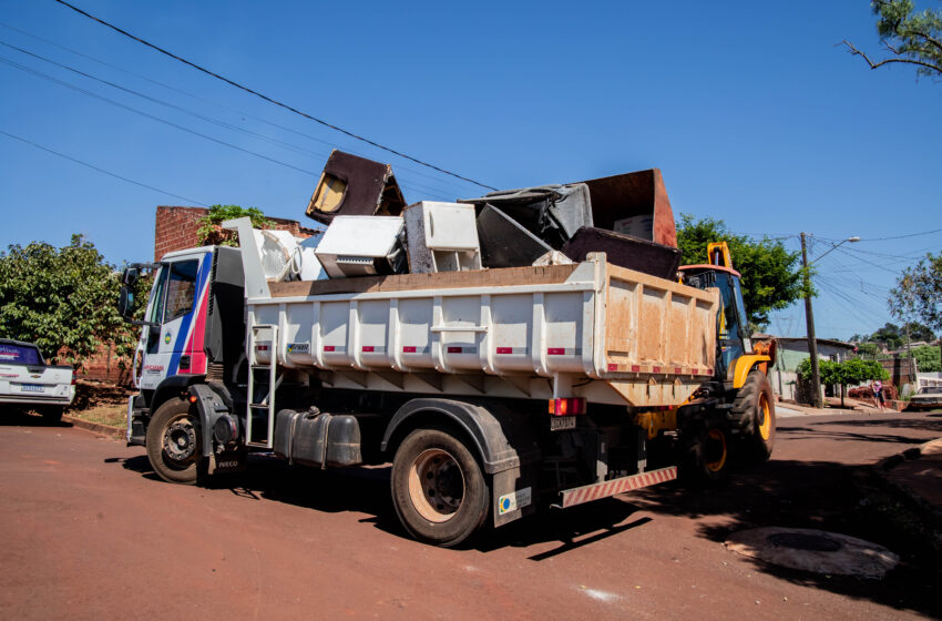  Mutirão de limpeza enche mais de 40 caminhões de materiais para descarte
