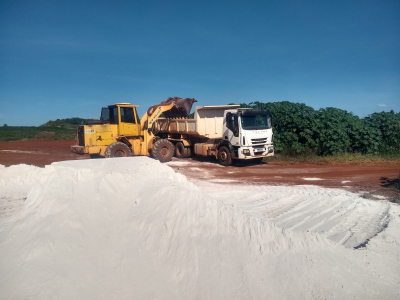  Prefeitura de Marilândia do Sul realiza entrega de calcário