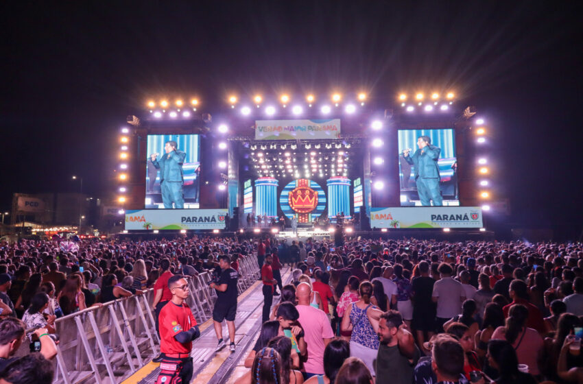  Raça Negra e Amado Batista emocionam mais de 100 mil fãs em shows no Litoral