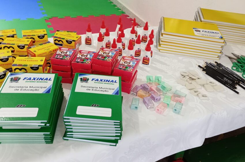  Alunos da rede municipal de Faxinal recebem kit material escolar