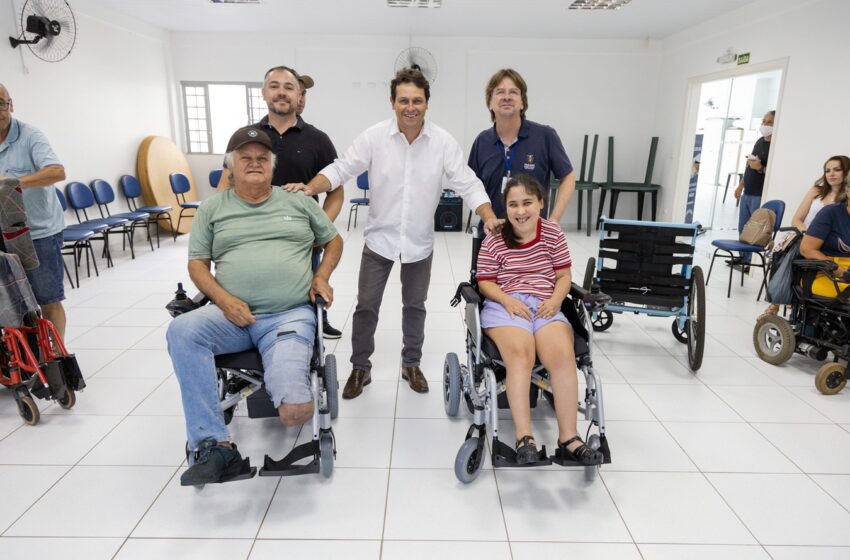  Adefiap e prefeitura entregam 7 cadeiras de rodas motorizadas
