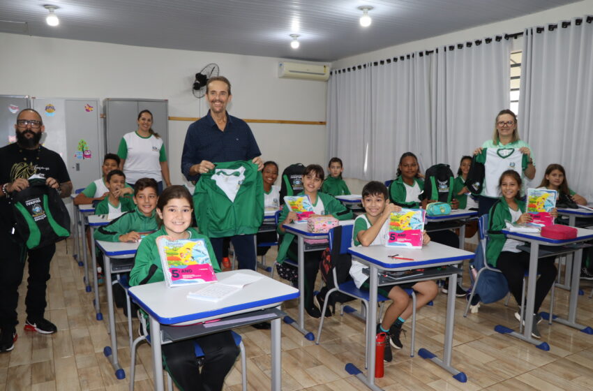  Prefeitura de Ivaiporã oferece educação igualitária entregando uniformes e apostilas para 3.179 alunos e Apae