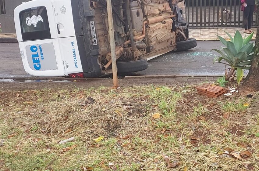  Veículo tomba após acidente em bairro Apucarana