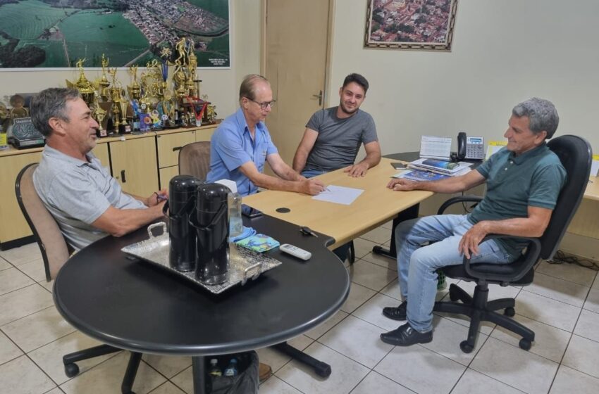  Adequação de terreno para construção de casas é tema de reunião na prefeitura de Marilândia do Sul